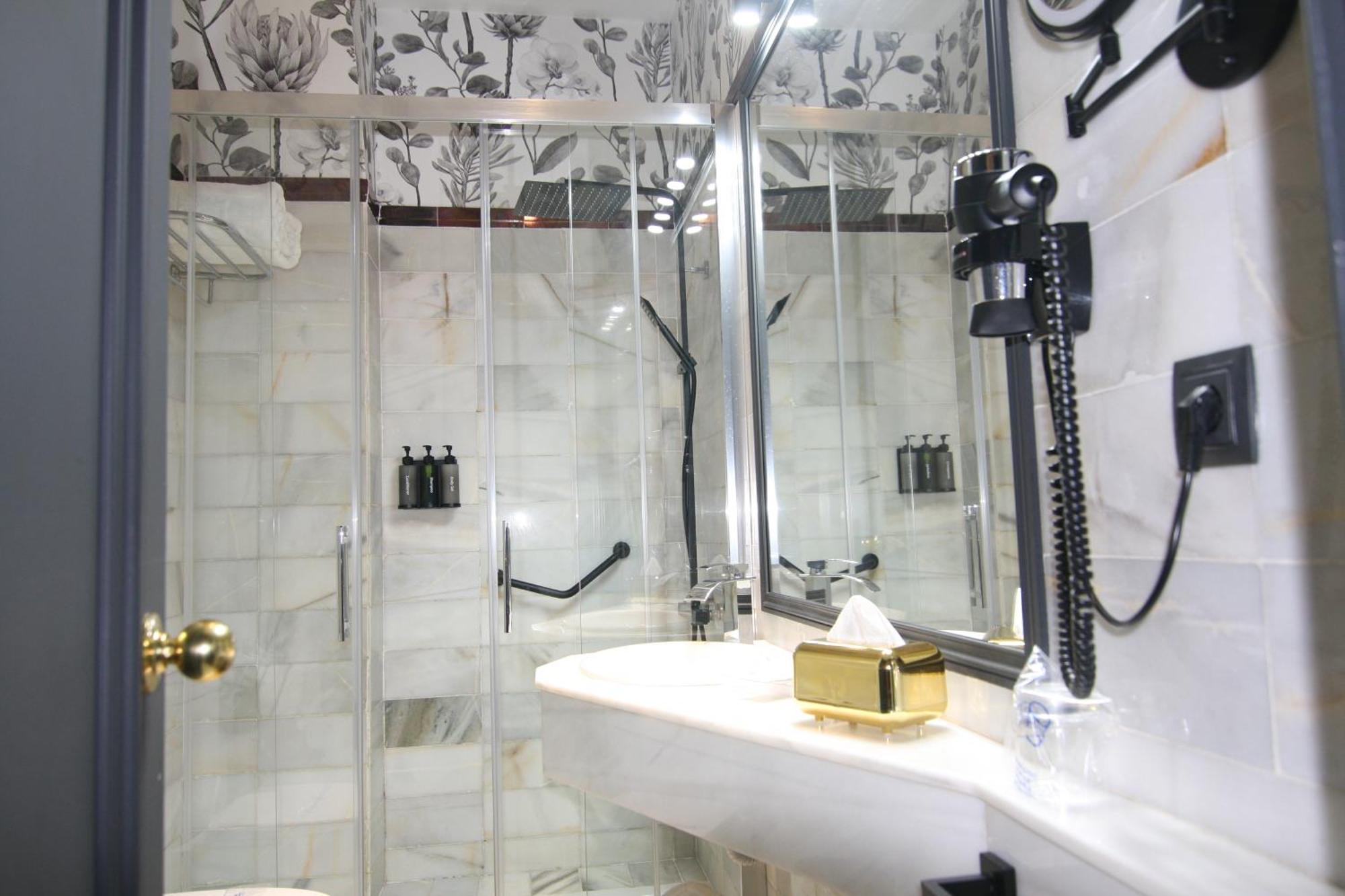 Family Room (2 Adults + 2 Children),1729989555:JPEG